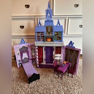 Disney Frozen 2 Arendelle Fold & Go Castle